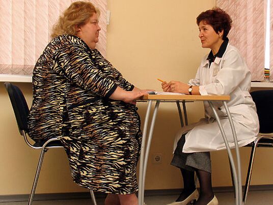 Flebologo konsultacijoje pacientas, sergantis venų varikoze, atsiradusia dėl nutukimo